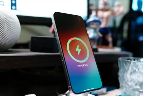泰山苹果15换屏服务分享用什么充电器给iPhone15充电更好 